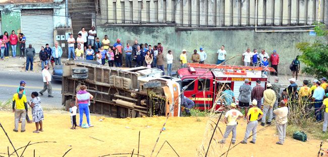 carro que conduzia equipe de capina tombou na rua nossa senhora de lourdes na manha de ontem
