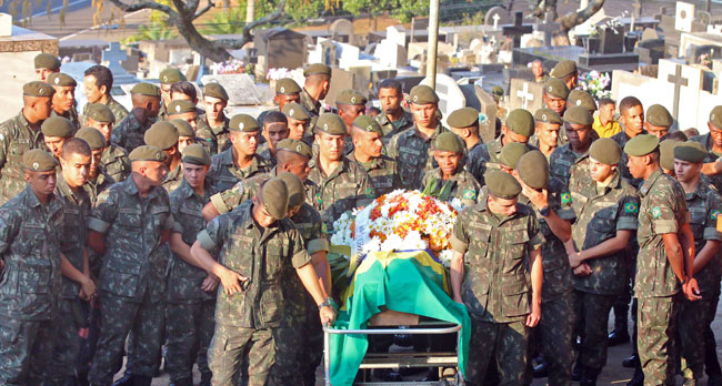 Soldado morre após disparo de arma 2 enterro leo