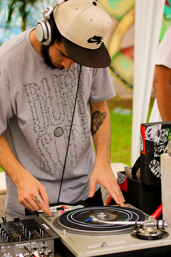Mercado Aberto tem 4ª edição neste sábado 14 DJ Gramboy Freire faz discotecagem em vinil durante o evento ( Foto: Nayana Mamede - Craft Artstudio)