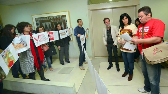 Presidente da Apes, Joacir Melo entrega carta à pró-reitora Gessilene Zigler, pedindo esclarecimentos sobre situação da UFJF. (Foto: Olavo Prazeres/21-08-2015)