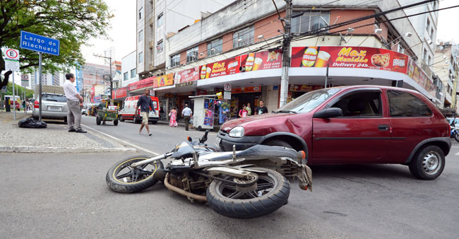 Olavo Prazeres Casal da motocicleta sofreu escoriações e foi encaminhado para o HPS (Foto: Olavo Prazeres)
