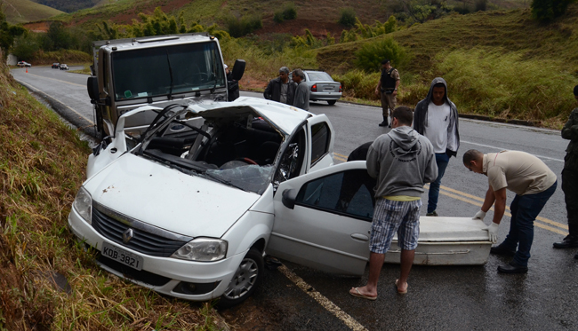 Três acidentes deixam uma mulher morta e sete feridos durante chuva 2 A colisão teria acontecido por volta das 13h30 e chovia muito no momento do acidente. (Foto: Roberto Fulgêncio/ 07-09-2015)