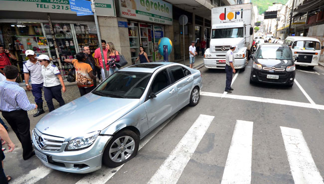 Olavo Prazeres Carro e caminhão se acidentaram durante conversão para a Rio Branco (Foto: Olavo Prazeres)