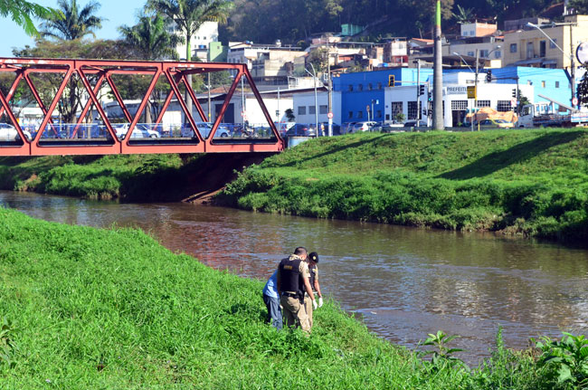 Corpo é encontrado no Paraibuna 1 Policias militares estiveram no local para registrar a ocorrência (Foto: Olavo Prazeres)