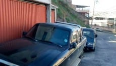 Morador denuncia falta de calçada e estacionamento irregular próximo à UPA 3 estacionamento1