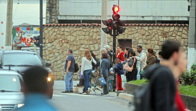 Tempo curto e falta de espaço desafiam pedestres 7 foto-2