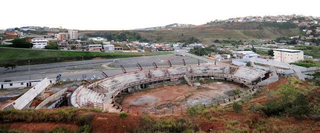 PJF quer nova licitação 1 Obras do Ginásio estão paradas há meses (Foto: Lucas Tavares)