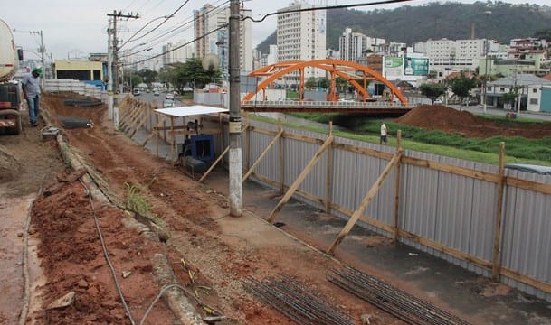Estacas de muro de contenção do acesso à Rua Maria Perpétua são instaladas 2 ponte lagrota gil veloso e1441916519540