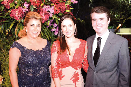 Coluna CR – 13-10-2015 4 Jacqueline Vianna recebendo Daniele e o prefeito Bruno Siqueira na belíssima festa dos 75 anos do Instituto Vianna Júnior, no Privilège