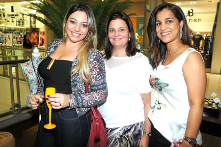 Coluna CR – 13-10-2015 3 Lara Reskalla, Renata Masini Méscolin e Fabiana Duarte Vidal no recente lançamento da coleção de Priscilla Stiebler