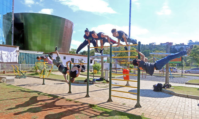 Braços e barras em ascensão 1 Tribo Calistenia costuma se exercitar no Campus da UFJF ( LEONARDO COSTA/29-10-15)