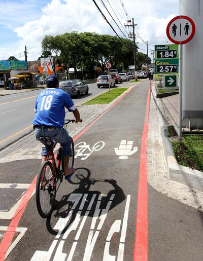 UFJF formaliza uso compartilhado da ciclofaixa 3 Municípios como Curitiba já adotam ciclovia compartilhada (Foto: Joel Rocha/ Divulgação Prefeitura de Curituba)
