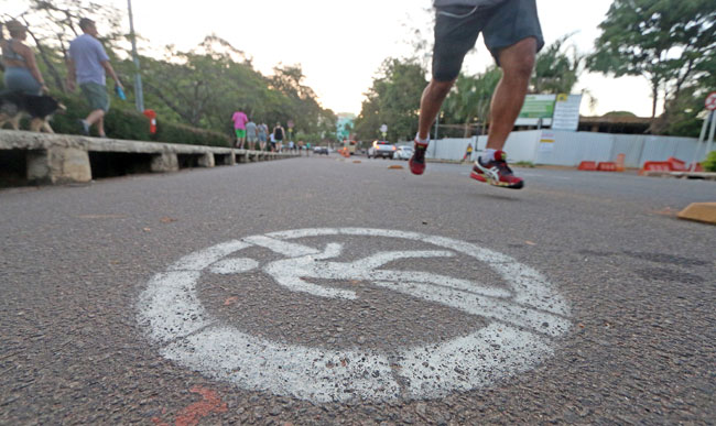 UFJF formaliza uso compartilhado da ciclofaixa 1 Pinturas, que não foram feitas pela UFJF, serão apagadas nos próximos dias (Foto: Leonardo Costa/Arquivo Tribuna)