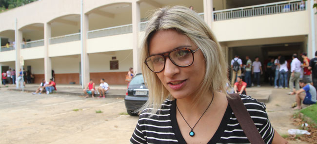 Candidatos encaram quatro horas e meia de prova 3 Ingrid faz o Enem para tentar uma vaga em artes e design (Foto:Fernando Priamo/24-10-15)