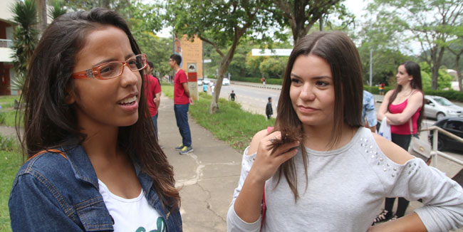 Candidatos encaram quatro horas e meia de prova 2 Victória Karoline e Isabel Nunes, ambas de 16 anos, foram fazer o exame como treineiras (Foto: Fernando Priamo/24-10-15)