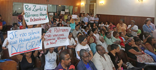Representantes do movimento negro e de comerciantes e empresários marcaram presença na Câmara ontem (LEONARDO COSTA/26-10-15)