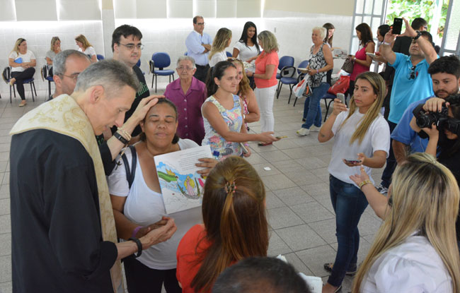 Fiéis fazem fila à espera de Padre Marcelo Rossi 3 bencao_marcelo