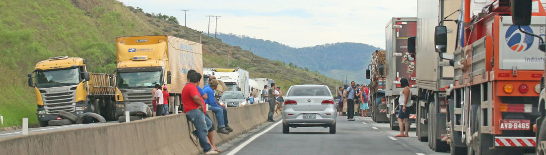 À tarde, interdição da via durou cerca de duas horas, terminando por volta das 17h (LEONARDO COSTA/09-11-15)