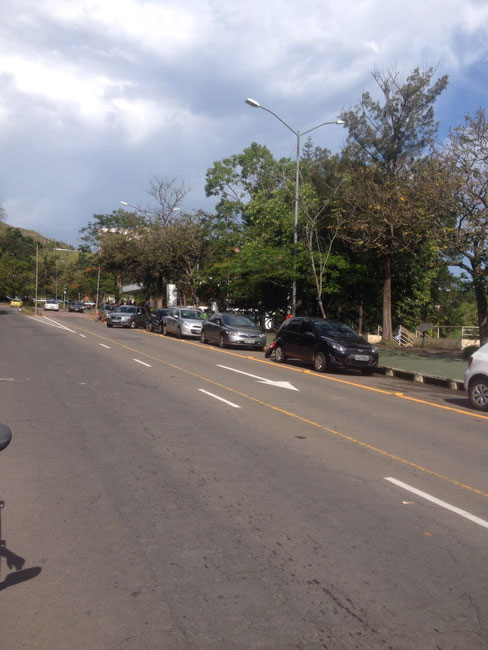 Estudantes fecham estacionamento da UFJF 2 ciclovia_michele
