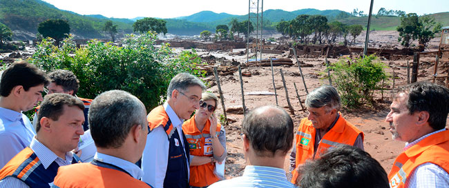 Bombeiros de Juiz de Fora são encaminhados para Mariana 2 Governador Fernando Pimentel visitou locais atingidos (Foto:Veronica Manevy/Imprensa MG)