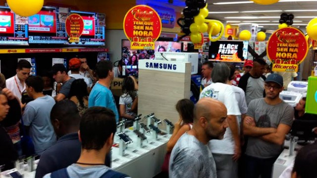 Consumidores vão às compras de Black Friday 2 lojas olavo 5