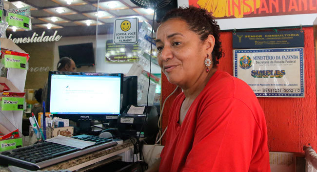 Lojistas perdem vendas com falha de energia 2 Funcionária da cafeteria Stilo, Lúcia Santos afirmou que, com o desligamento das máquinas de refrigeração, as bebidas ficaram quentes (Foto: Fernando Priamo/06-11-15)