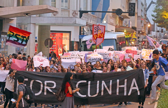 Mulheres protestam contra violência e pedem saída de Cunha 1 Autor de projeto que torna mais duras as regras contra o aborto, Eduardo Cunha foi o principal alvo da manifestação (Foto: Leonardo Costa/23-11-15)