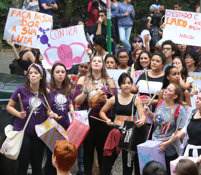 Mulheres protestam contra violência e pedem saída de Cunha 2 Organizadoras estimaram o público em aproximadamente 450 mulheres, enquanto a PM contabilizou cerca de 200 pessoas (Foto: Leonardo Costa/23-11-15)