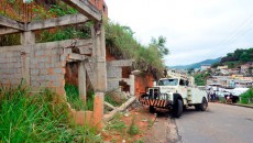 Empresa trabalha na retirada de ônibus que caiu em ribanceira 8 onibus olavo 21