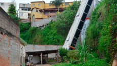Empresa trabalha na retirada de ônibus que caiu em ribanceira 6 onibus olavo 61