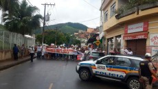 Moradores dos bairros Bom Jardim e Linhares fazem passeata pela paz 2 passeata divulgacao pm