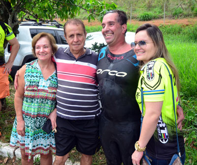 Empresário Vinícius Mattoso (na foto, o terceiro da esquerda para a direita)está reaprendendo a viver após se recuperar de um grave acidente. (Foto: Olavo Prazeres/14-11-15)