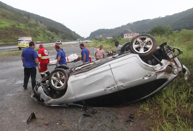 Chuva e acidentes nas estradas 1 Ford Focus capotou próximo ao Salvaterra, e um casal se feriu (Foto: Leonardo Costa/31-12-15)
