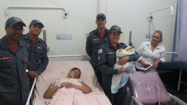 Com auxílio do Corpo de Bombeiros, mulher dá à luz dentro de carro 1 Após o susto, bombeiros posaram para foto com a mãe e o bebê (Foto: Corpo de Bombeiros de Barbacena)