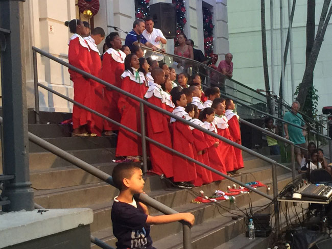Crianças se apresentaram no início da noite desta segunda-feira (Foto: Paulo Cesar Magella)