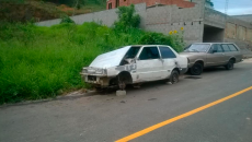 Carcaças abandonadas preocupam moradores do Grama 2 carros abandonados sem credito 2