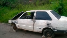 Carcaças abandonadas preocupam moradores do Grama 3 carros abandonados sem credito 3