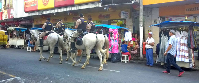 Mais segurança na hora das compras 1 Cavalaria da PM esteve nas vias centrais nesta terça-feira (Foto: Kathlenn Batista/22-12-15)
