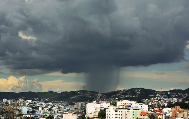 Previsão de novas pancadas de chuvas 1 Flagrante mostra chuva concentrada caindo na região do Bairro Santa Catarina (Foto: Marcelo Ribeiro/16-10-15)