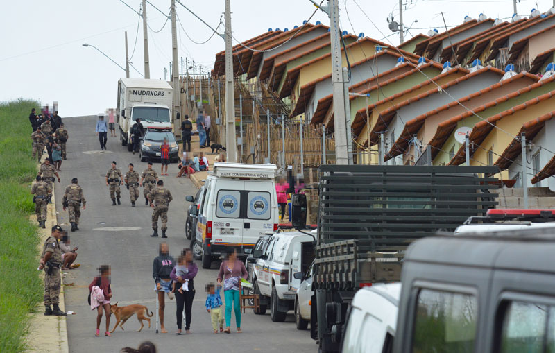 Reintegração de posse desocupa 39 residências no Novo Triunfo II 1 Operação, iniciada por volta das 6h, contou com o auxílio de vários órgãos (Foto: Marcelo Ribeiro/09-12-15)