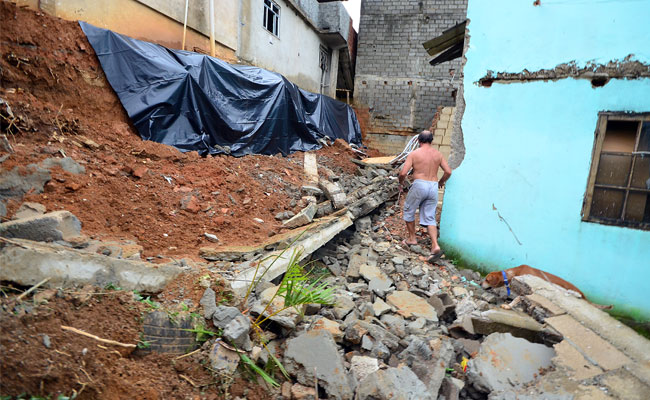 Chuvas causam estragos, mas aumentam níveis de mananciais 1 No Bairro Cidade Nova, Zona Sul, o muro de uma casa caiu, destruindo parte da construção externa da residência (Foto: Olavo Prazeres/07-12-15)