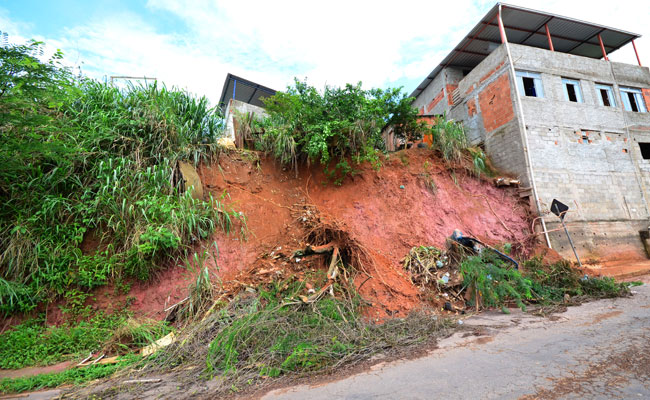 Chuvas causam estragos, mas aumentam níveis de mananciais 2 Na Rua Alvina Araújo Alves, no Bairro Grajaú, militares do Corpo de Bombeiros também atuaram na retirada de um muro que caiu sobre uma residência. (Foto: Olavo Prazeres/07-12-15)