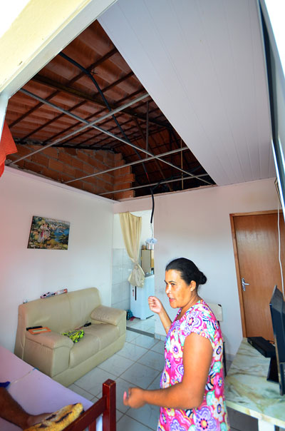 Chuvas causam estragos, mas aumentam níveis de mananciais 3 Na residência da dona de casa Genilda Martins, 44, o forro de PVC do telhado desabou (Foto: Olavo Prazeres/07-12-15)