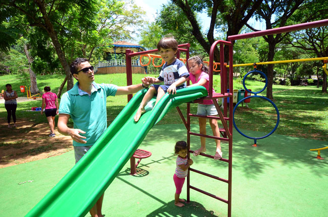 Juiz-foranos e turistas buscam lazer ao ar livre 1 Leones Castro comandou as brincadeiras de Mateus, Ana Luíza e Maria Eduarda, no Parque da Lajinha (Foto: Olavo Prazeres/28-12-15)