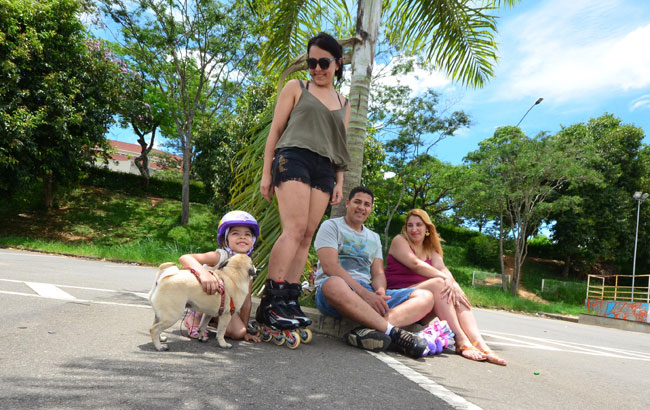Juiz-foranos e turistas buscam lazer ao ar livre 2 Flávia David andava de patins com a priminha Lorena,, acompanhada pelos pais Manoel Pereira e Thaís David (Foto: Olavo Prazeres/28-12-15)
