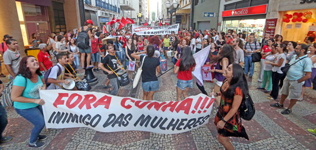 Juiz-foranos vão às ruas contra impeachment 2 Presidente da Câmara dos Deputados, Eduardo Cunha (PMDB), foi um dos alvos do protesto (Foto: Leonardo Costa/16-12-15)