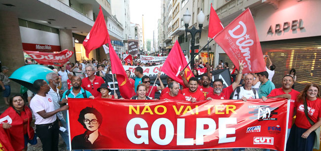 Juiz-foranos vão às ruas contra impeachment 1 Com faixas e bandeiras, manifestantes circularam pelo Centro de Juiz de Fora (Foto: Leonardo Costa/16-12-15)