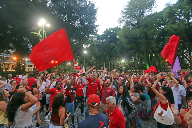 Juiz-foranos vão às ruas contra impeachment 3 Parque Halfeld foi um dos pontos onde os manifestantes realizaram o ato (Foto: Leonardo Costa/16-12-15)