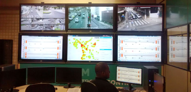 Imagens são recebidas no Centro de Controle e Monitoramento (CCM) (Foto: Eduardo Valente/29-12-15)