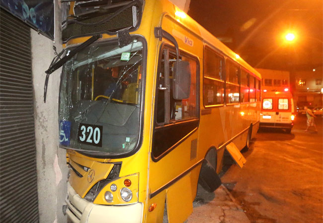 Acidente com ônibus 1 Coletivo subiu na calçada e atingiu muro entre loja de bicicletas e igreja evangélica (Foto: Leonardo Costa/28-12-15)